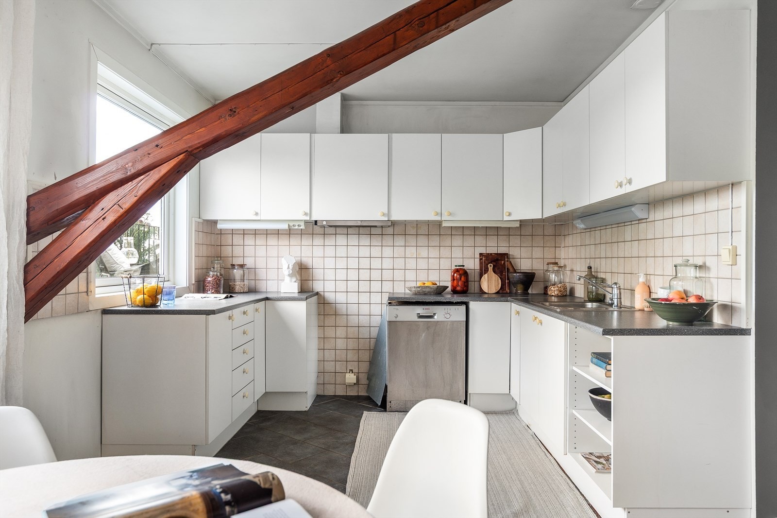 Åpen stue-/kjøkkenløsning som gir rommet en sosial atmosfære. Galleribilde