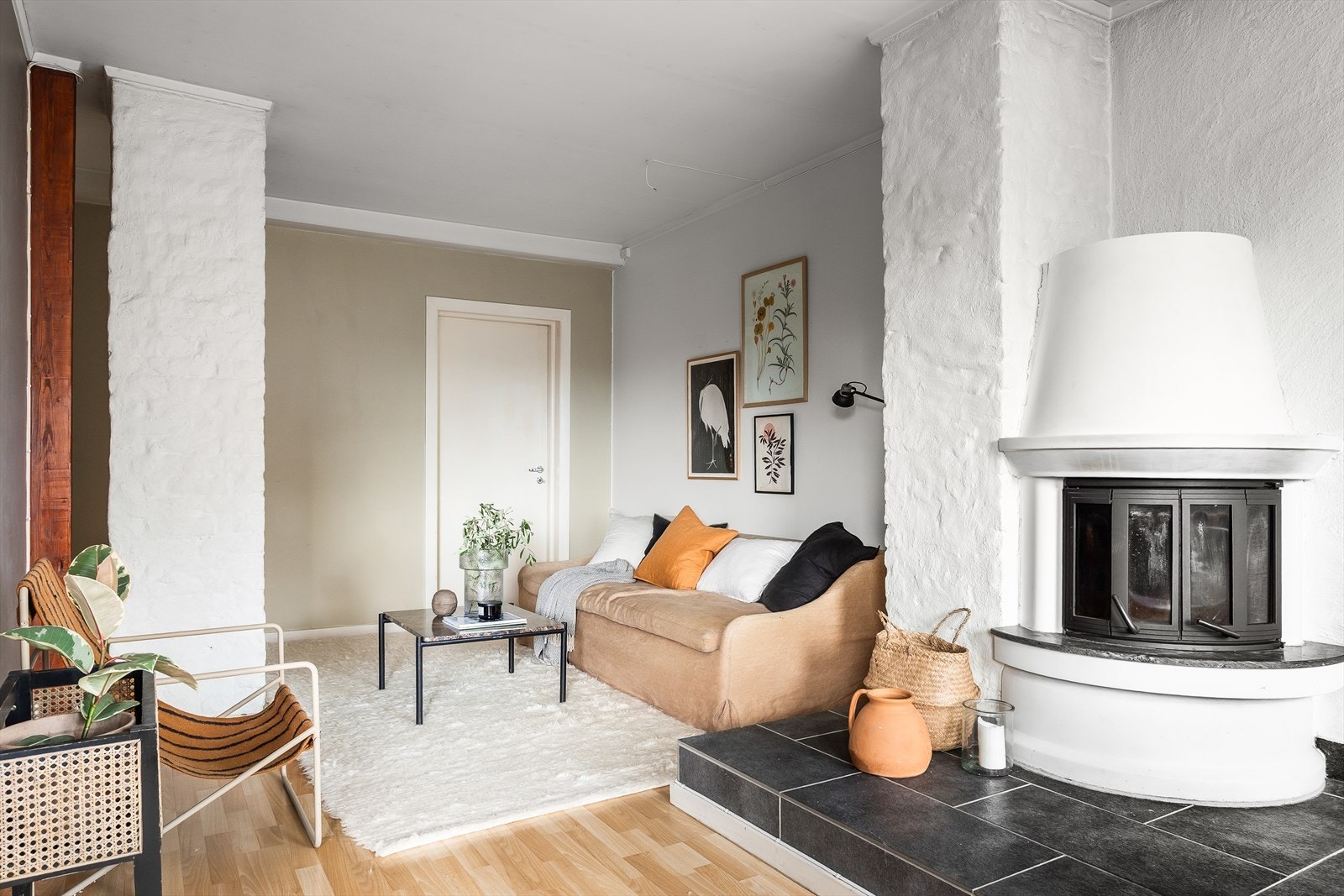 I stuen er det plass til både sittegruppe og spisebord. Galleribilde