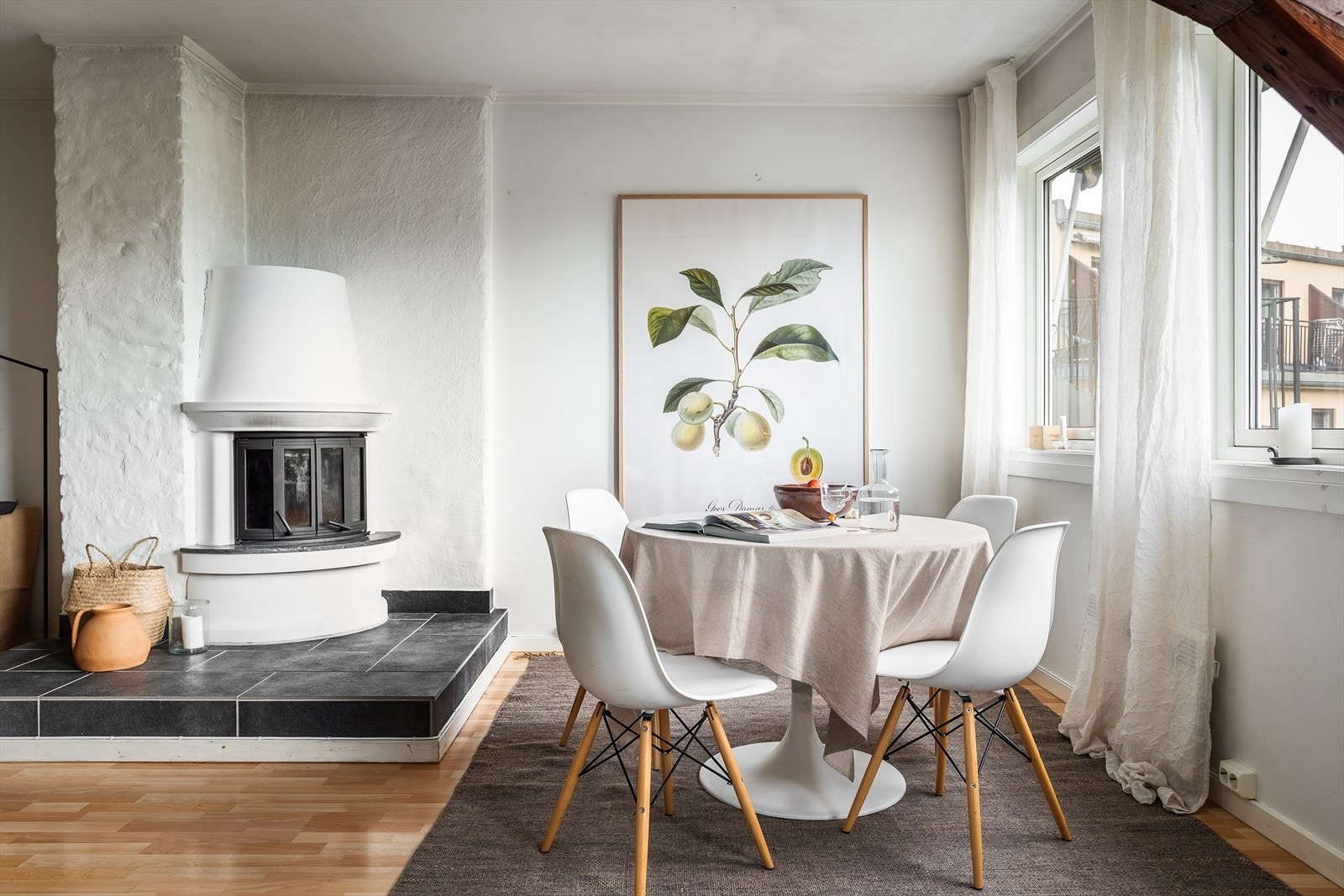 Peis i stuen som skaper en lun og koselig atmosfære. Galleribilde