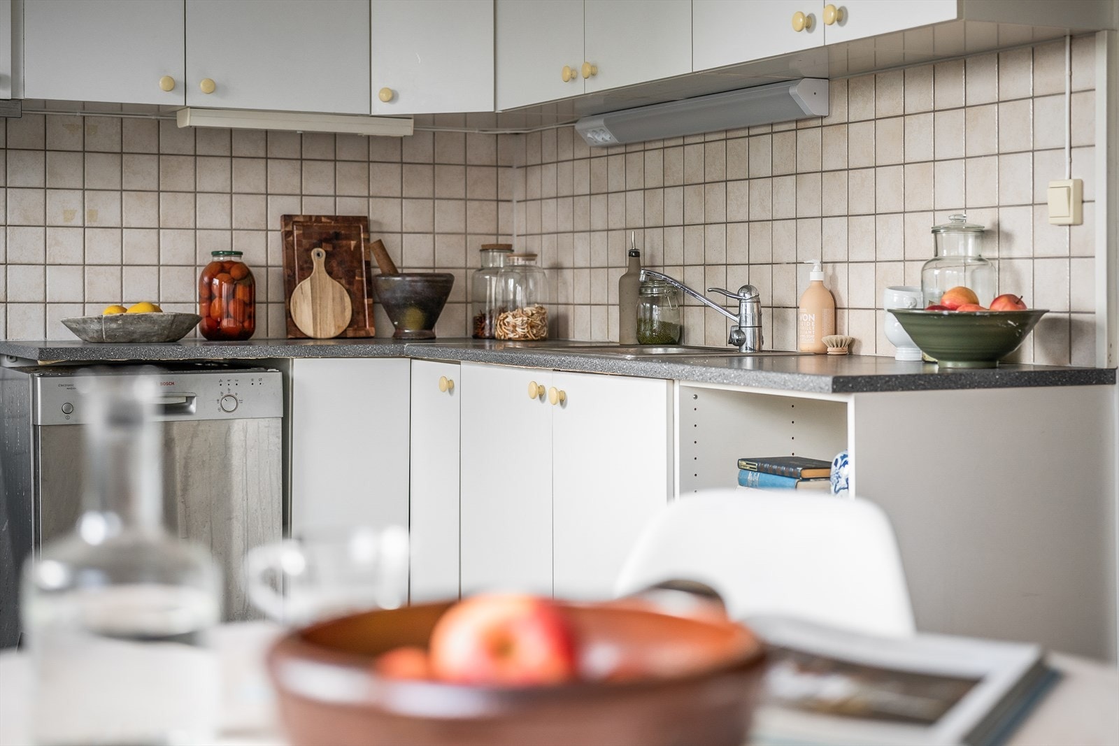 Her er det enkel innredning med slette fronter, flsier og belysning over laminat benkeplate m/ oppvaskkum og blandebatteri. Det er plass til frittstående hvitevarer. Galleribilde