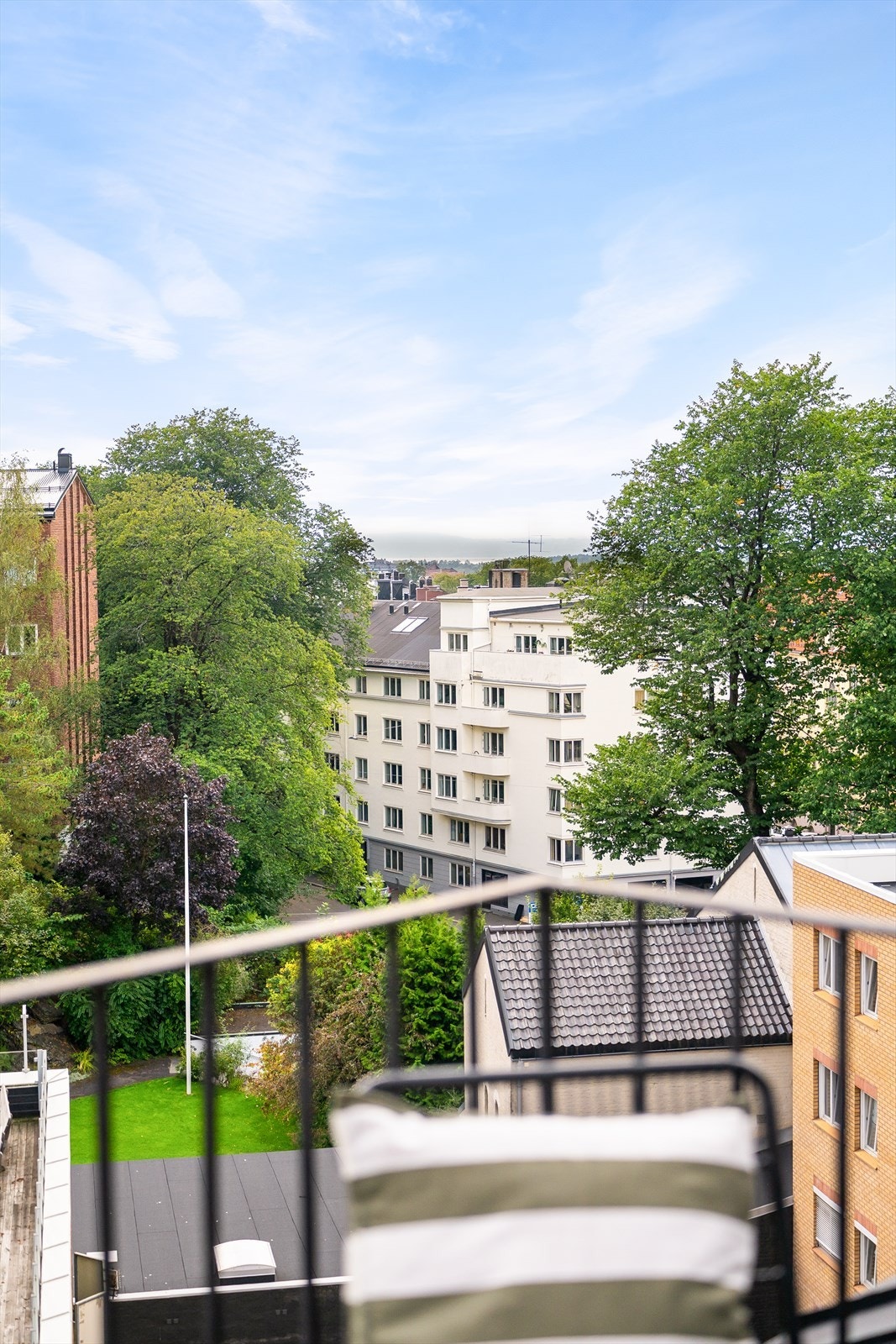 Utsikt over nærområdet og nedover til fjorden. Galleribilde