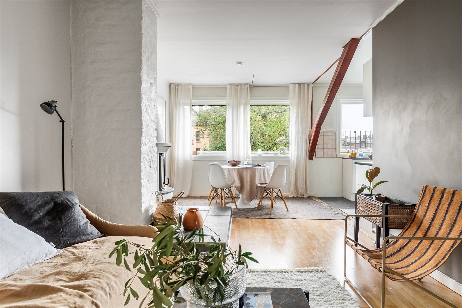 Store vindusflater som skaper mye naturlig lysinnslipp. Galleribilde