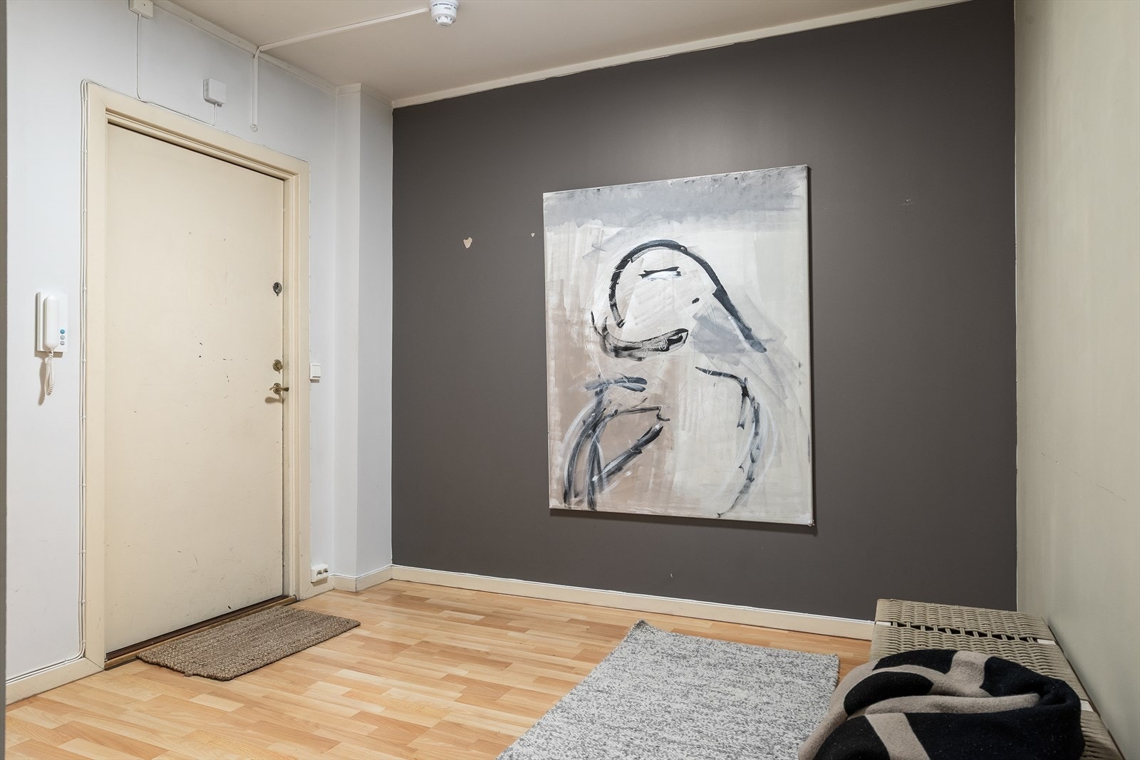 Inngangspartiet er av god størrelse og gir et godt førsteinntrykk av boligen. Det er god plass til gardobeskap for oppheng av yttertøy i gangen. Galleribilde