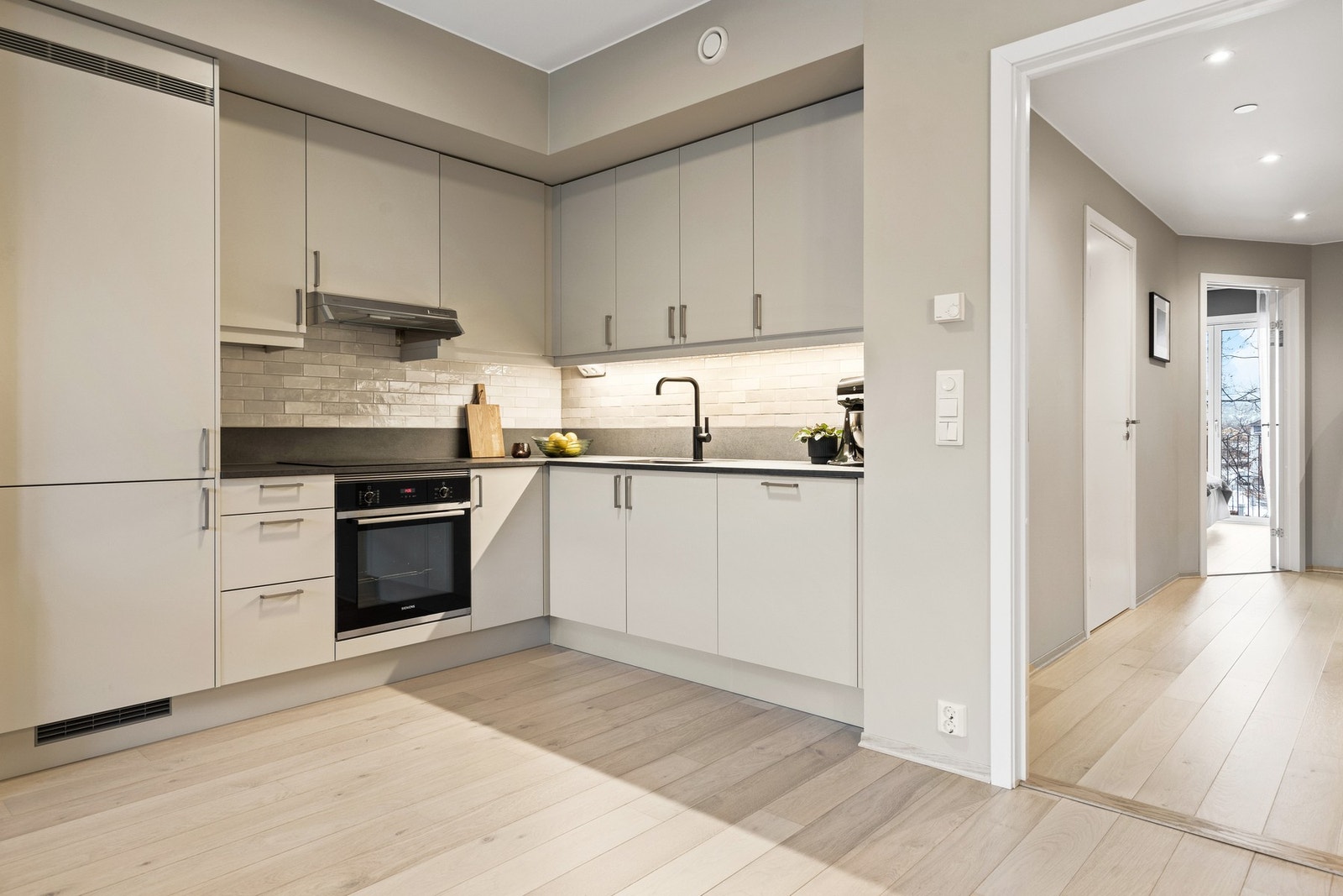 Her får du en tidløs og praktisk innredning med god skap- og benkeplass. Galleribilde