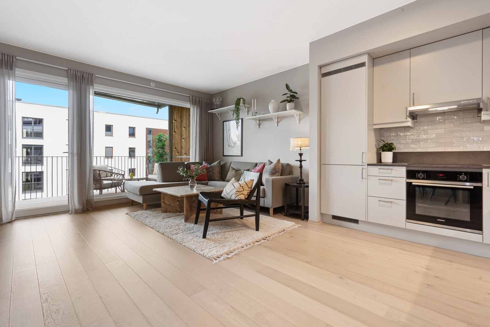 Kjøkken og stue har en åpen og sosial utforming. Galleribilde