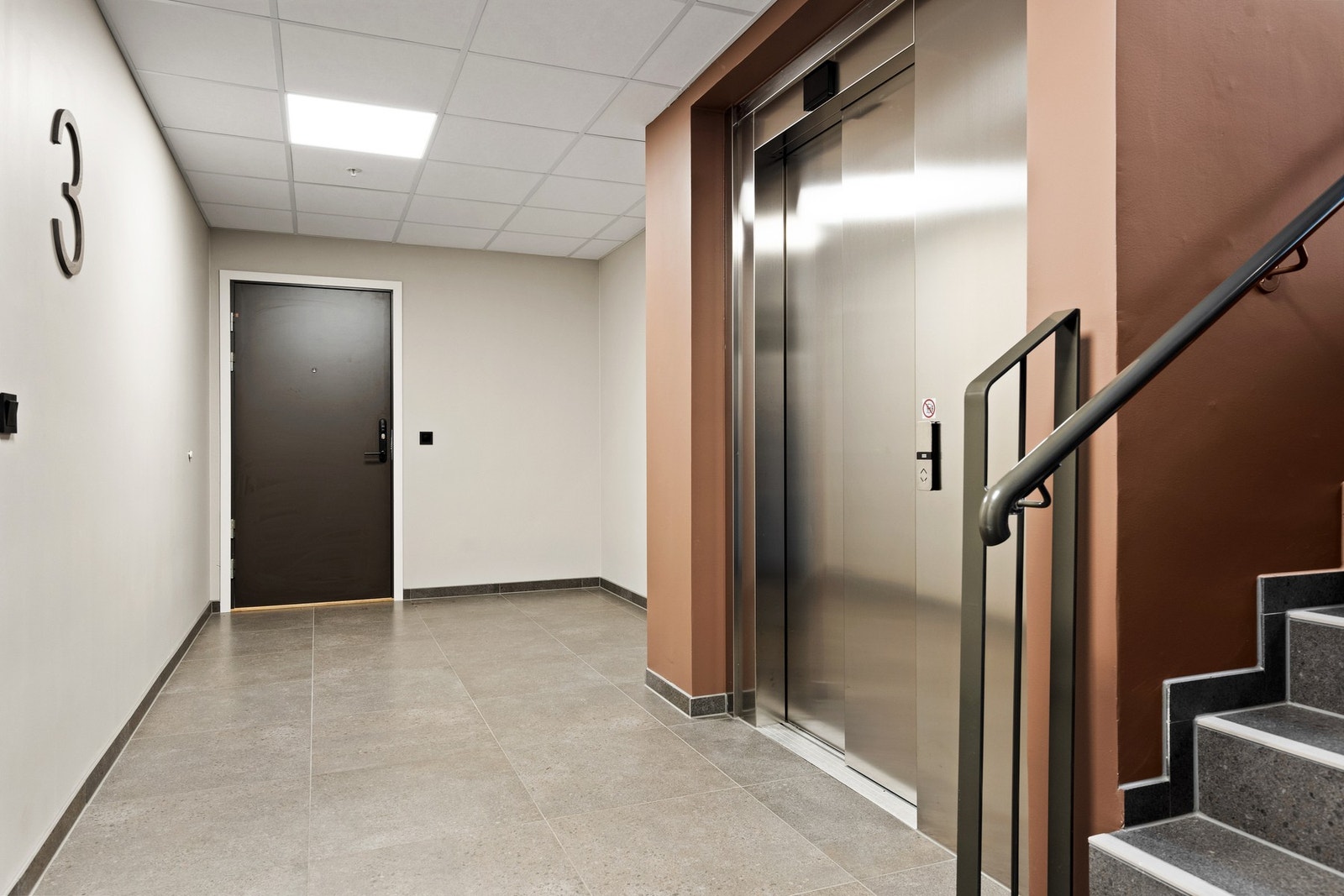 Leiligheten har heisadkomst og porttelefon, som gjør hverdagen både enkel og trygg. Galleribilde