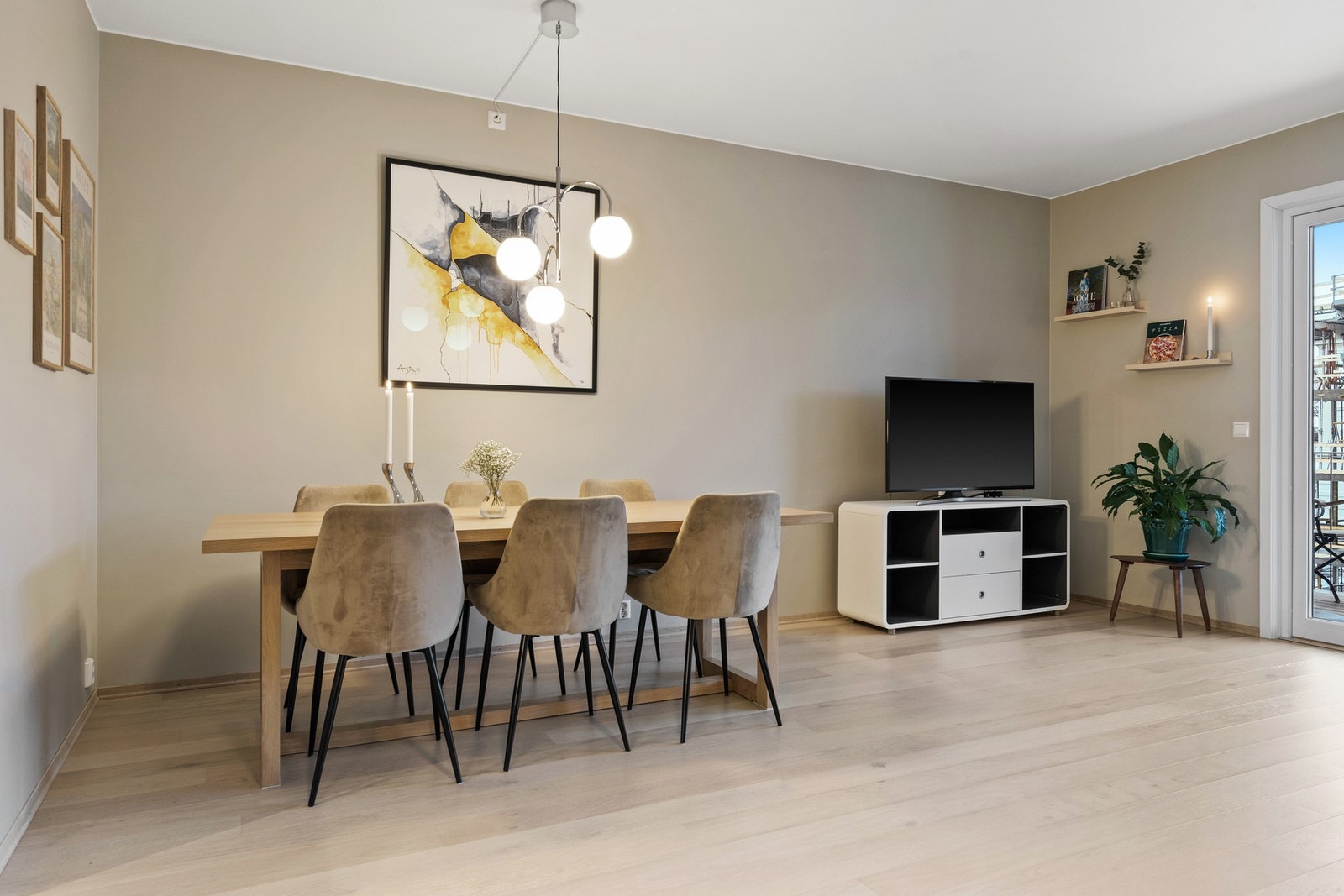 På gulv er det overflater av parkett. Galleribilde