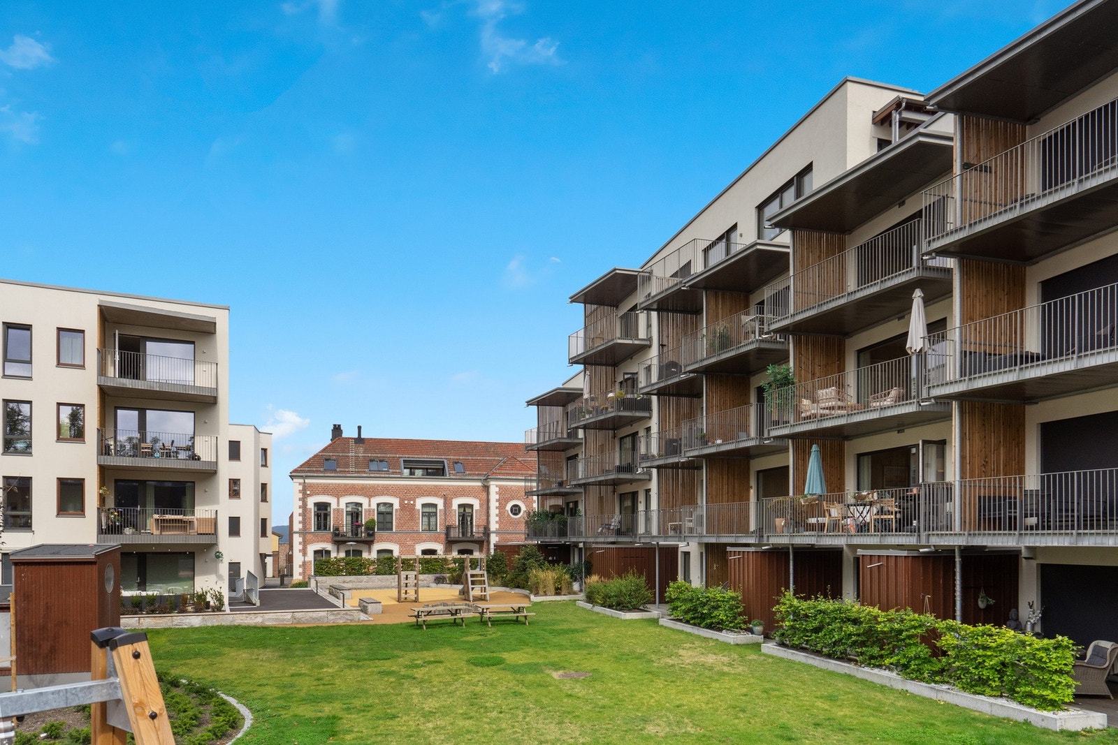 Tomten er opparbeidet med gressplen, granittstein samt en liten lekeplass. Det er gode sol og lysforhold på tomten. Galleribilde