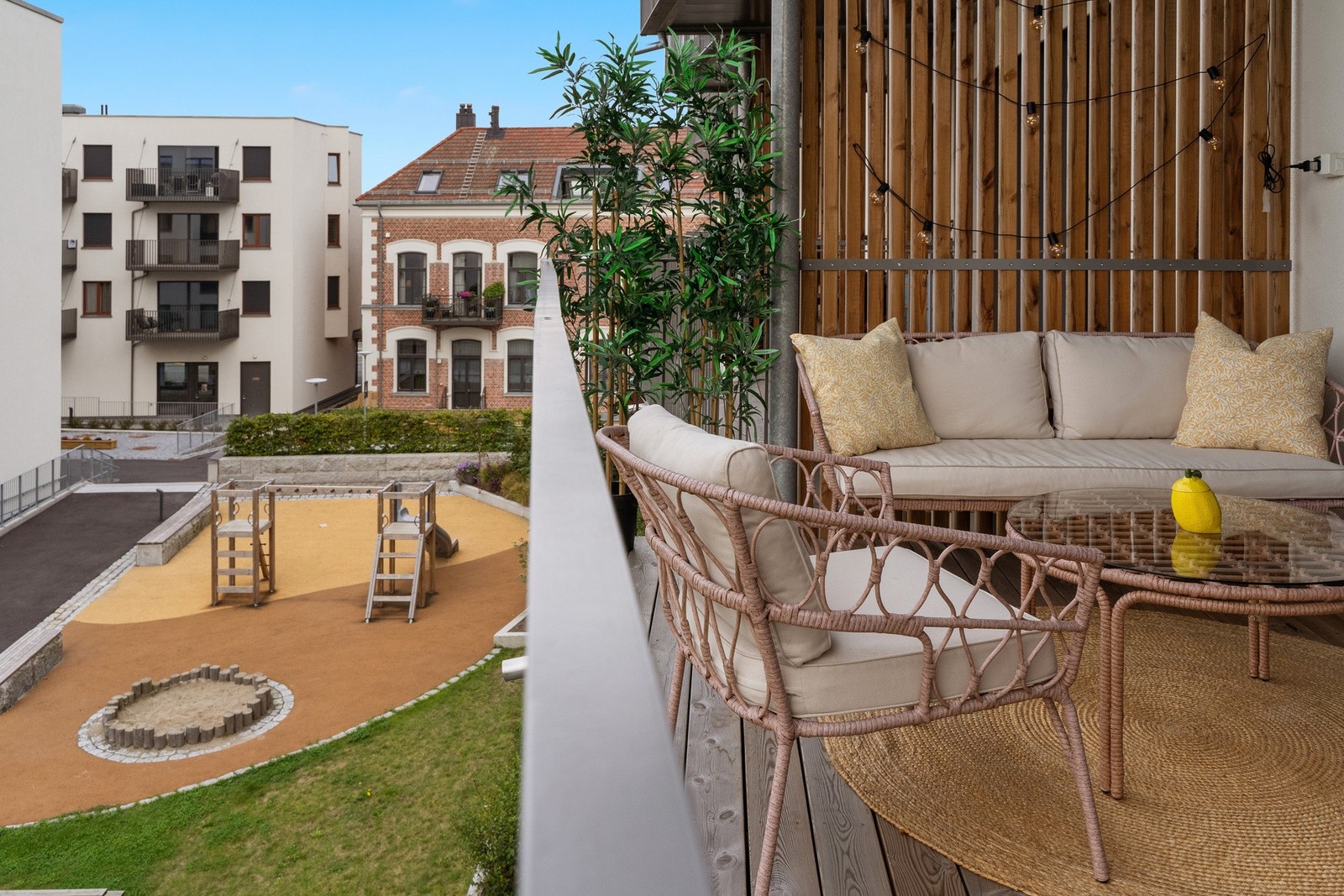 Delvis skjermet balkong med terrassebord og stålrekkverk - et perfekt sted for morgenkaffen eller en rolig kveld i frisk luft. Galleribilde