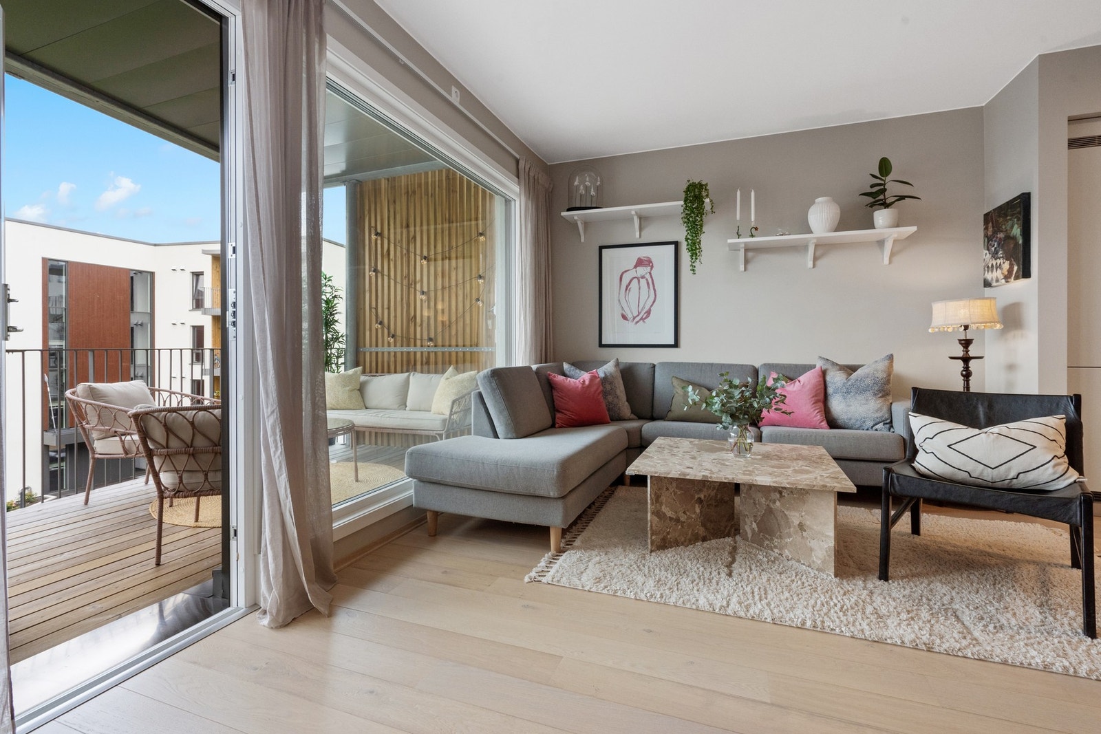 Stuen er romslig, lett å møblere og byr på et lunt preg med utsyn mot omgivelsene. Galleribilde