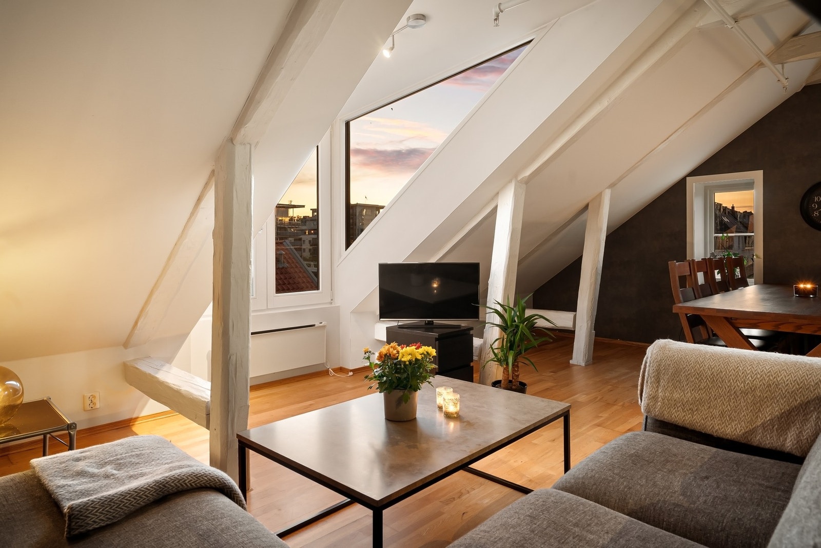 Rikelig med vindusflater som sørger for godt med naturlig lysinnslipp Galleribilde