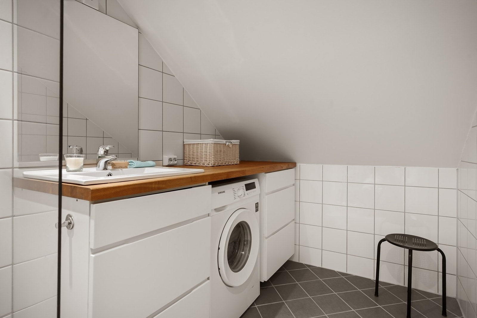 Badet er flislagt og er utstyrt med blant annet varmekabler Galleribilde