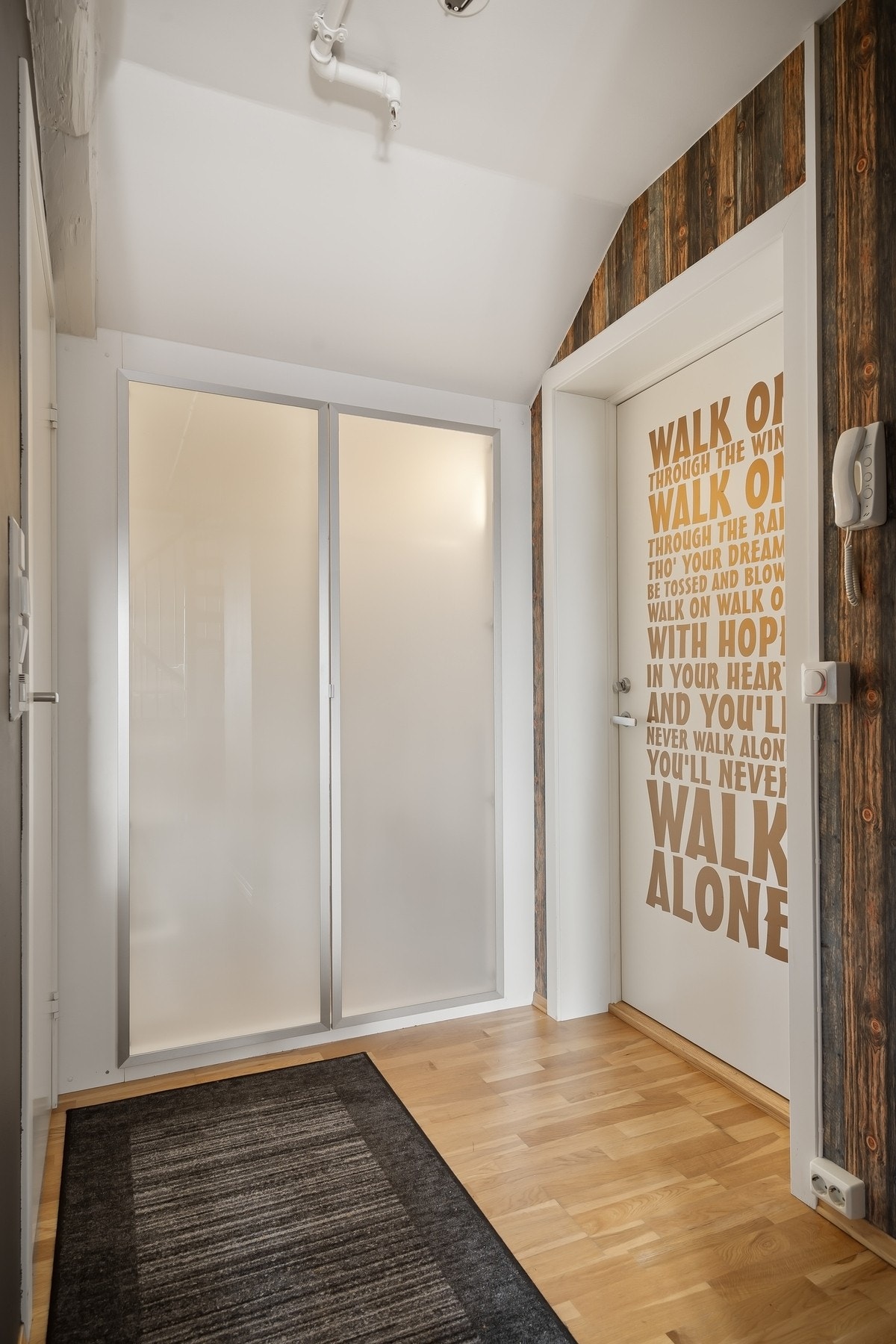 Gang med innebygd og dyp garderobe Galleribilde