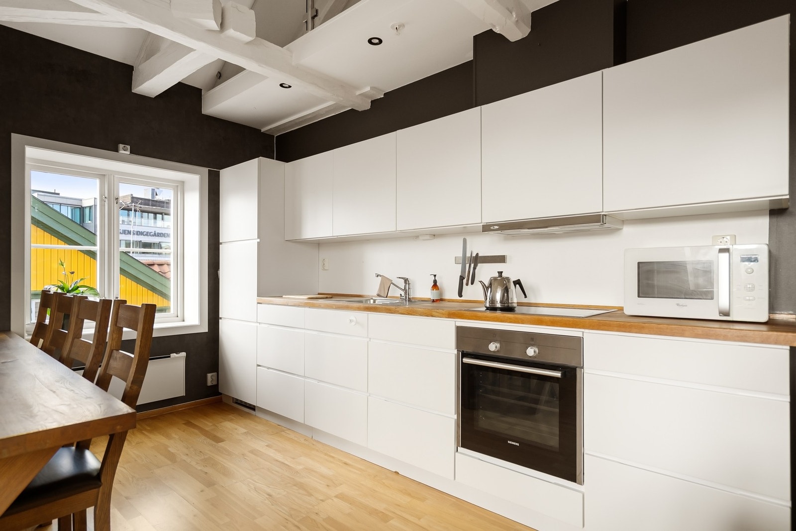 Integrerte hvitevarer og heltre benkeplate Galleribilde