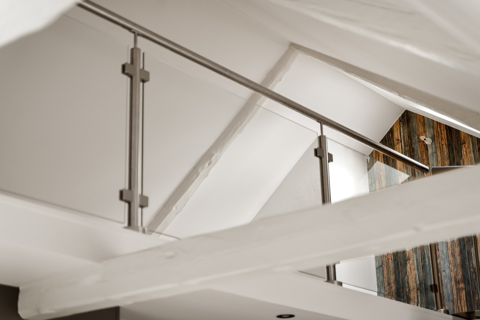 Synlige bærebjelker i taket setter sitt særpreg på leiligheten Galleribilde