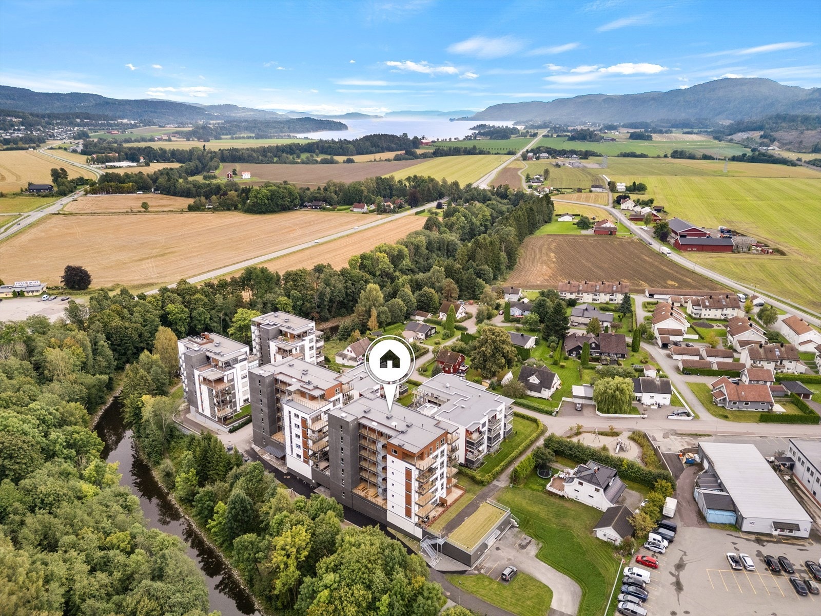 På varme sommerdager kan du ta turen til Sandebukta, som frister med flotte badestrender og kyststi langs sjøen. Galleribilde