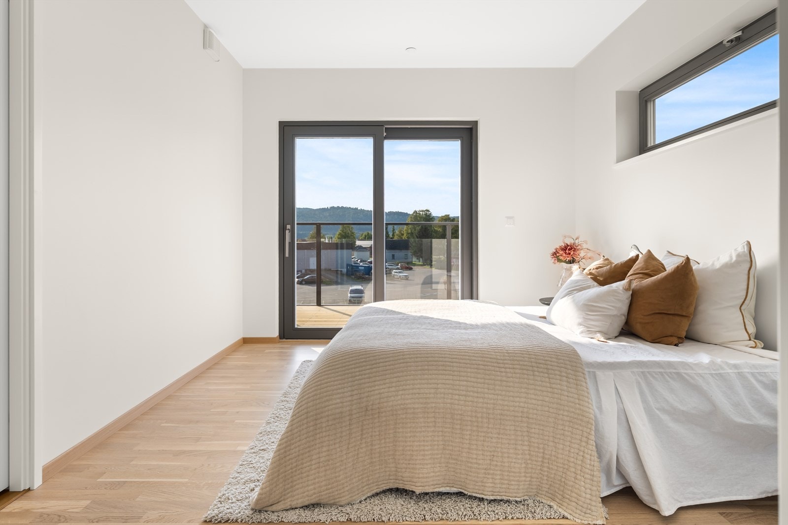 Utgang til vestvendt balkong fra hovedsoverommet. Galleribilde