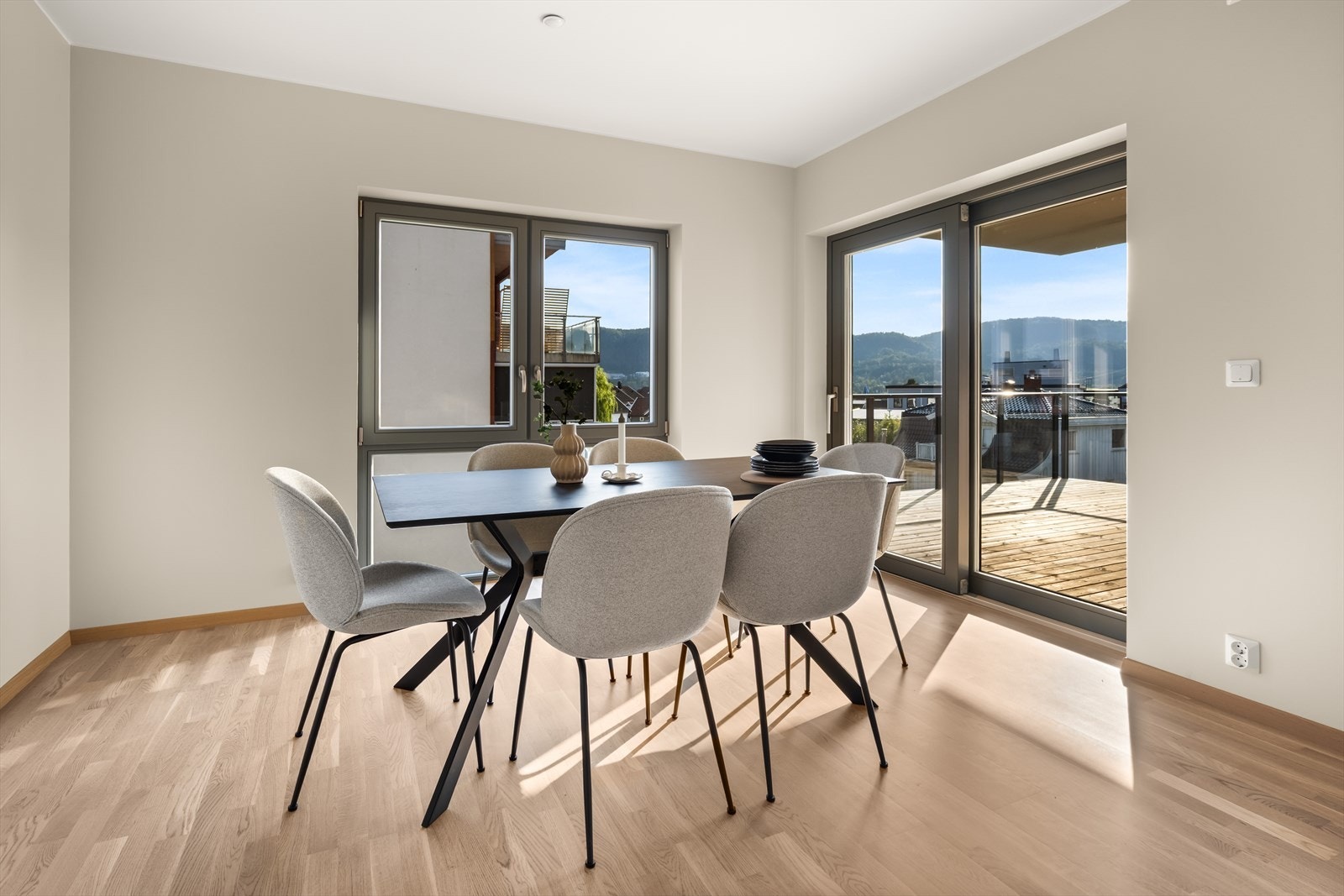 Store vindusflater sørger for godt, naturlig dagslys og en luftig romfølelse. Utgang til sydvendt balkong fra stuen. Galleribilde