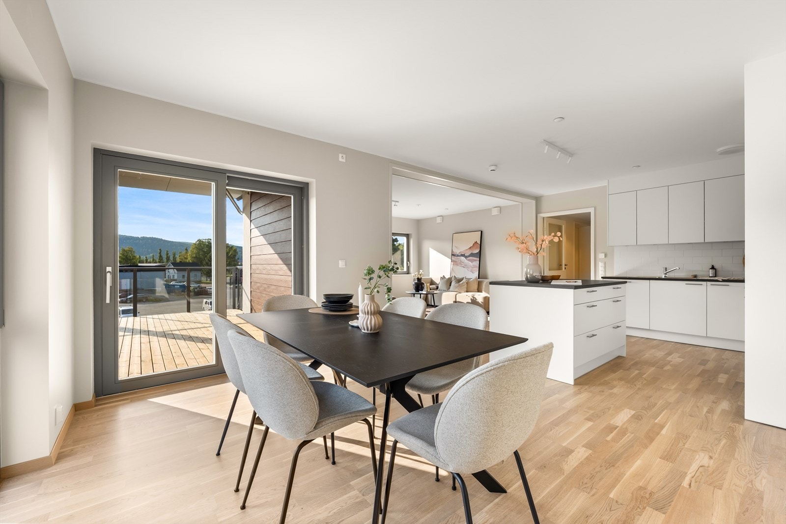 Hyggelig spiseplass ved utgangen til balkongen og i praktisk tilknytning til kjøkkenet. Galleribilde