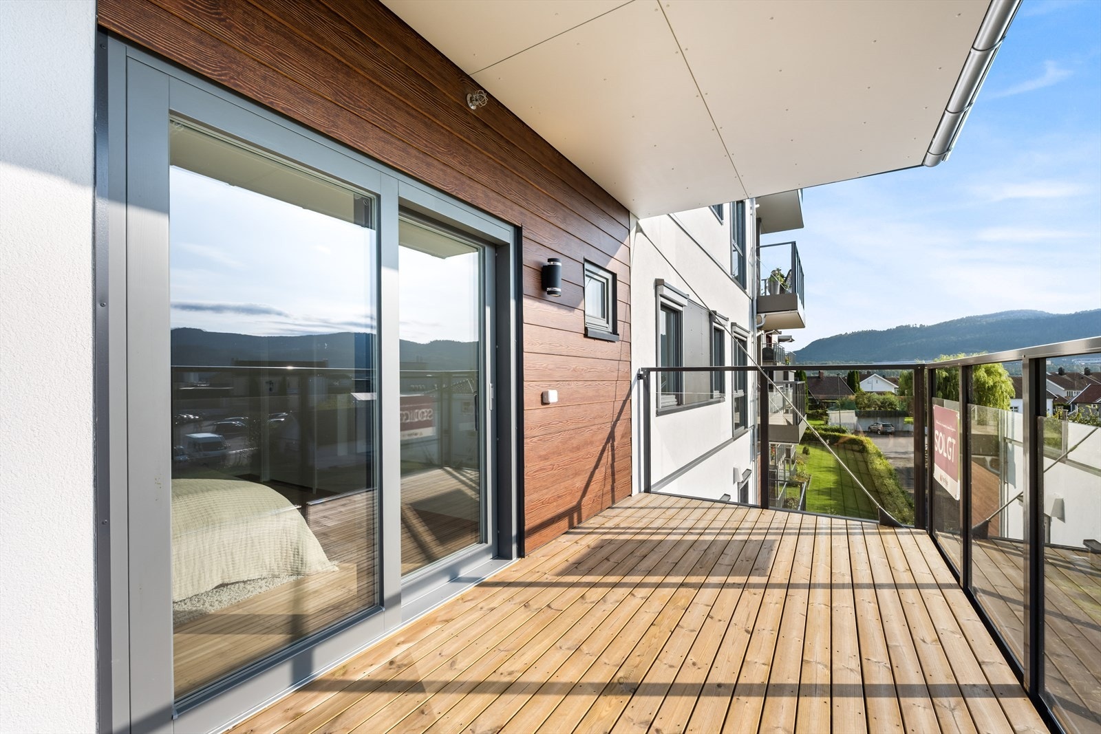 Delvis overbygget balkong med utgang fra hovedsoverommet. Galleribilde