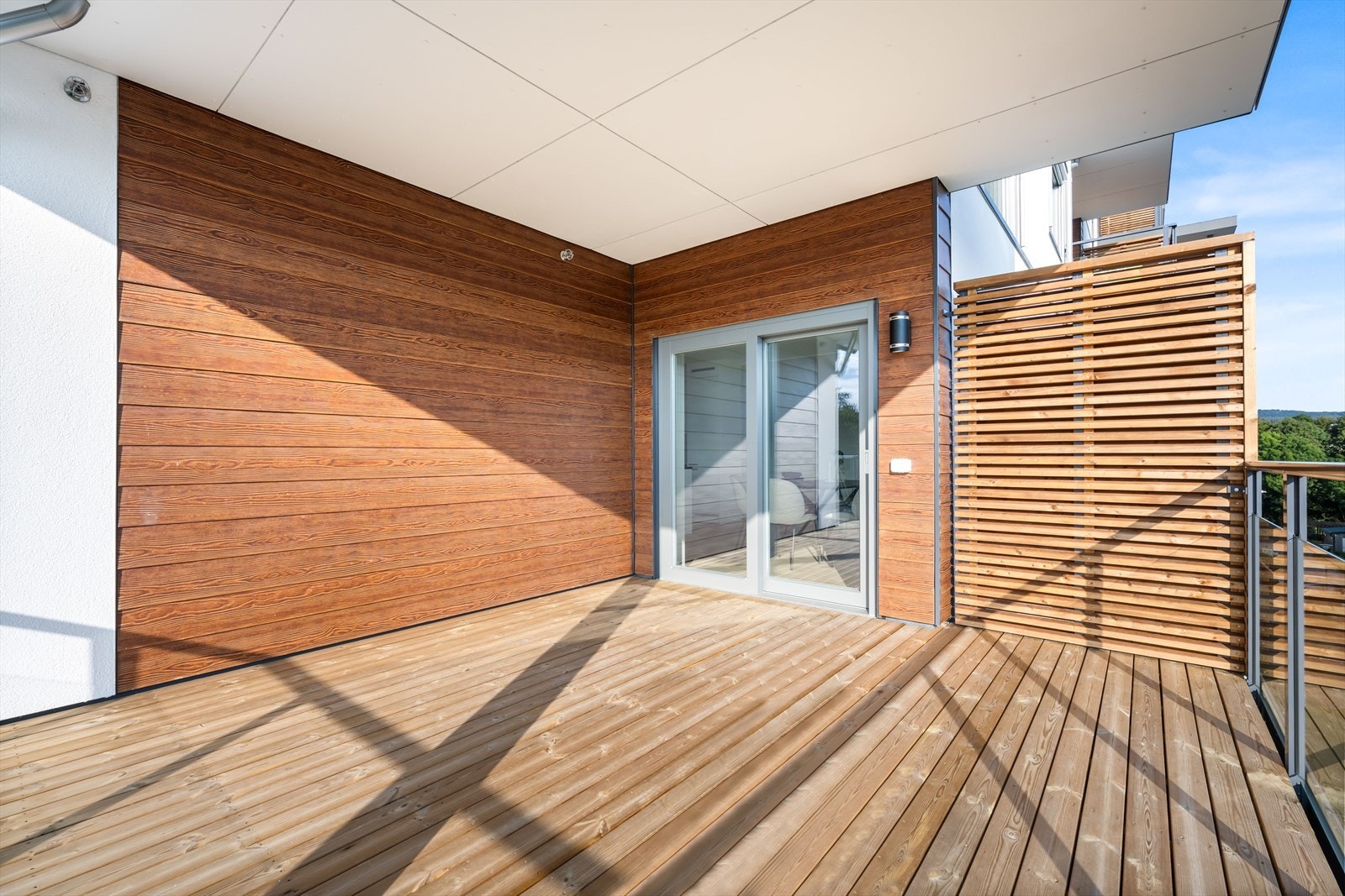 Fra stuen er det direkte utgang til en stor, sydvendt balkong. Galleribilde