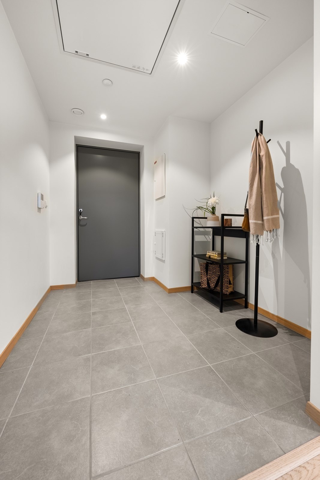 Lys entre ønsker velkommen inn. Det er montert dørcalling med kamera og fjernåpner for økt sikkerhet og komfort. Galleribilde