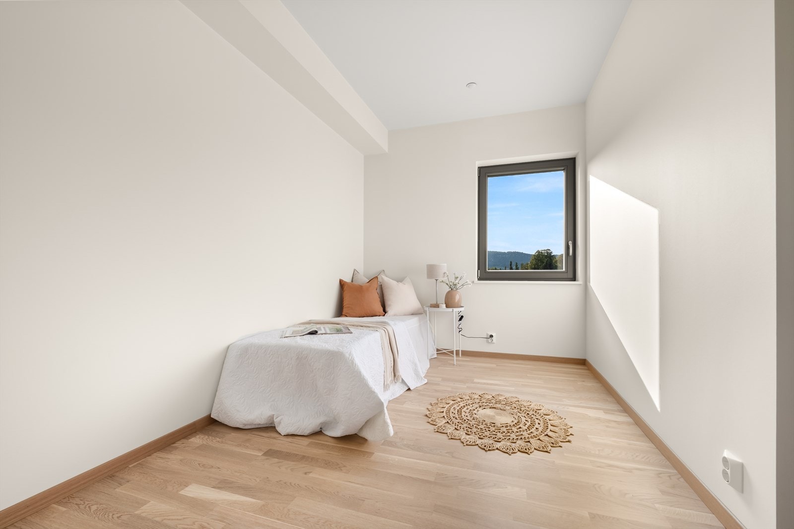 Soverom nummer to egner seg godt som barne-/gjesterom eller kontor, og har også god plass til både seng og garderobeløsning. Galleribilde