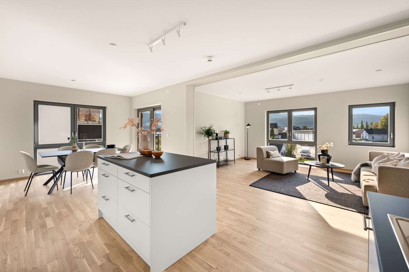 Åpen, sosial løsning mellom kjøkken og stue. Galleribilde