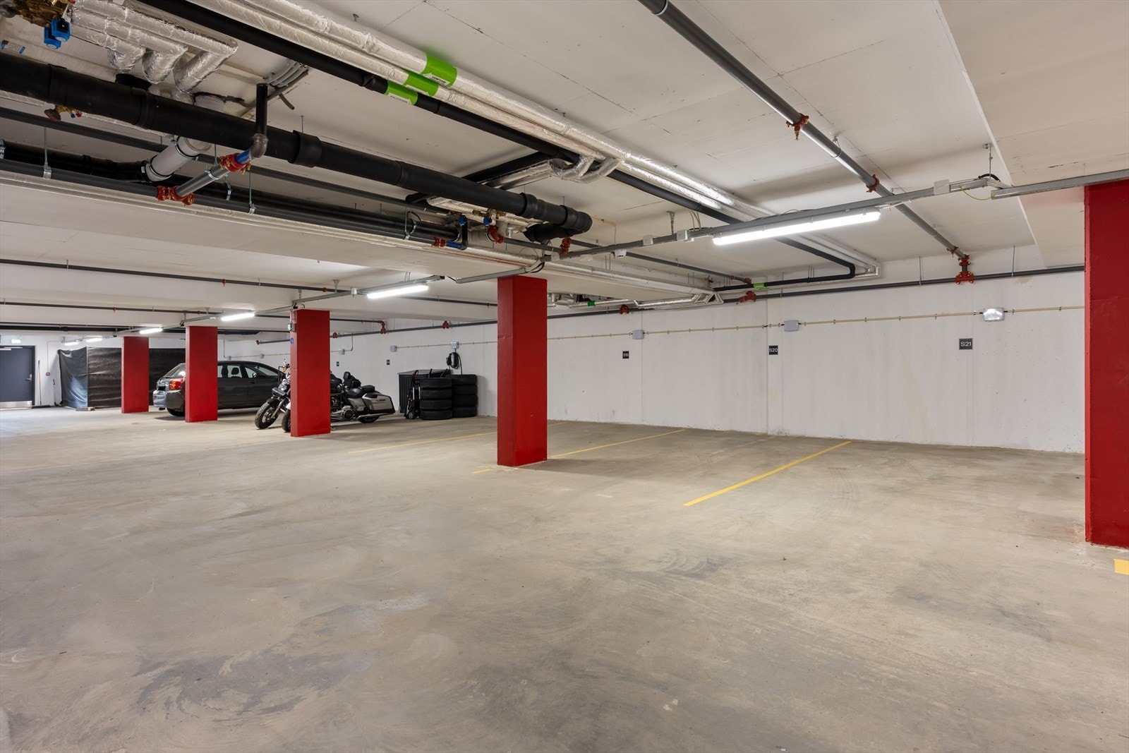 Egen parkeringsplass i felles garasjeanlegg. Adkomst til leiligheten via heis fra parkeringskjeller. Galleribilde