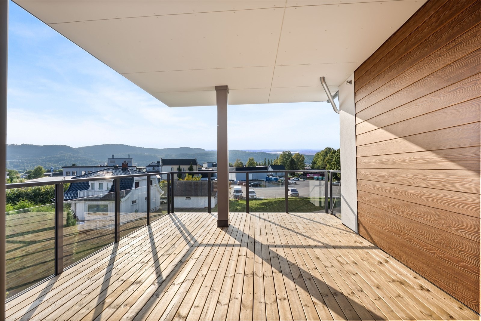 På balkongen er det plass til både sittegruppe og grill - perfekt for hyggelige sommerdager. Galleribilde