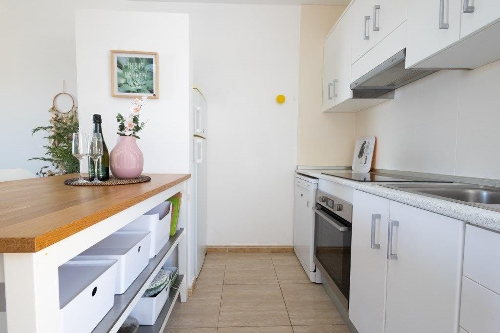 Oppvaskmaskin, koke/steke topp, komfyr og kjøl/frys Galleribilde