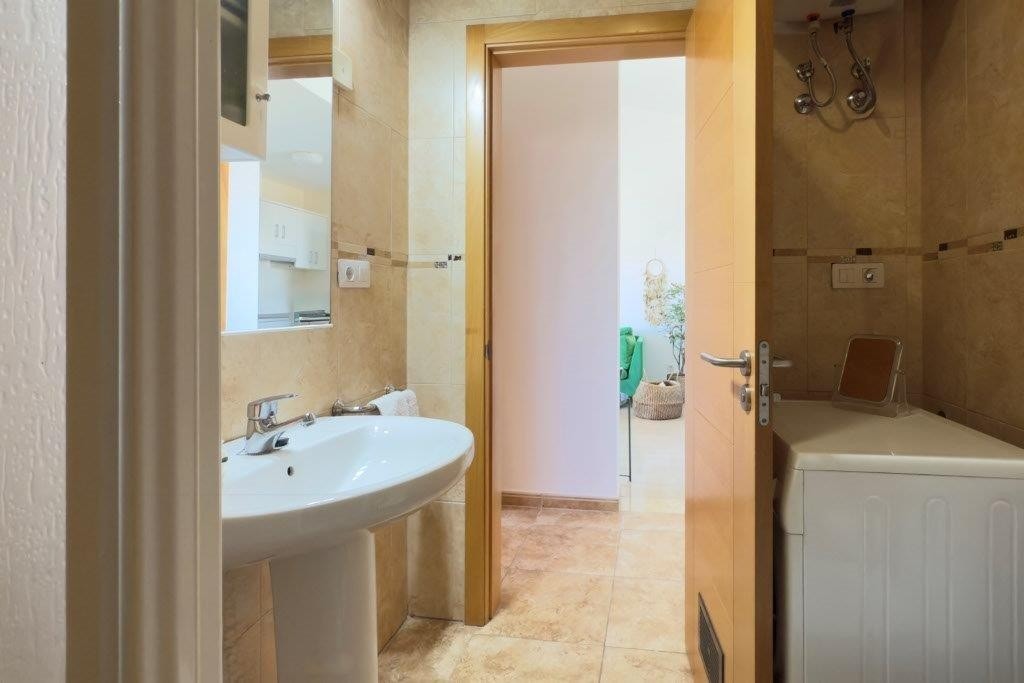 Meget pent helfliset bad med dusj, toalett, vask, og vaskemaskin Galleribilde