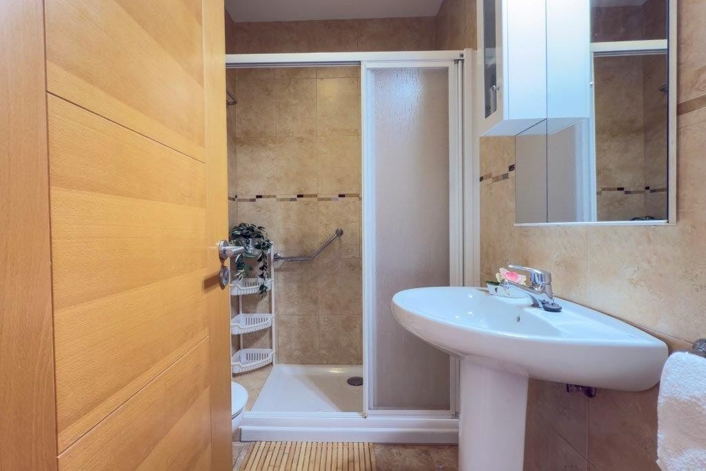 Meget pent helfliset bad med dusj, toalett, vask, og vaskemaskin Galleribilde