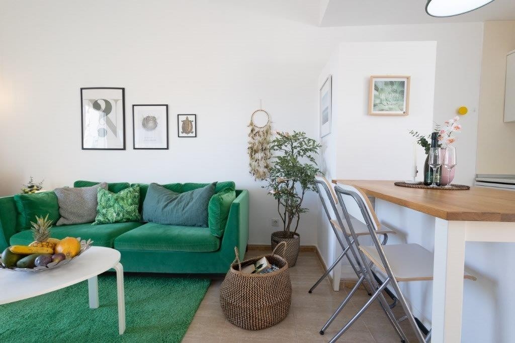 Spiseplass inne og ute, i tillegg til sittegruppe i stuen Galleribilde