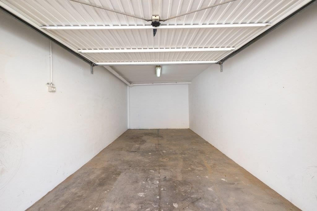 Garasjen er lang og har plass til sykler + diverse i tillegg til bilen Galleribilde