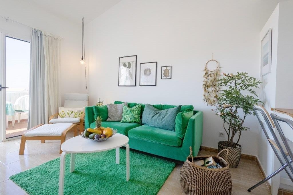 Passelig romslig stue med utsikt og utgang til terrasse Galleribilde