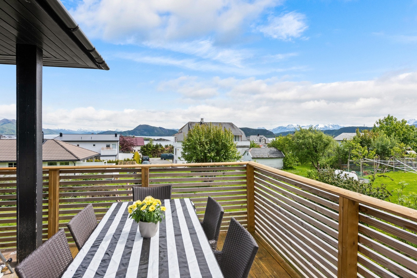Veranda mot sør på ca 32 m². Galleribilde