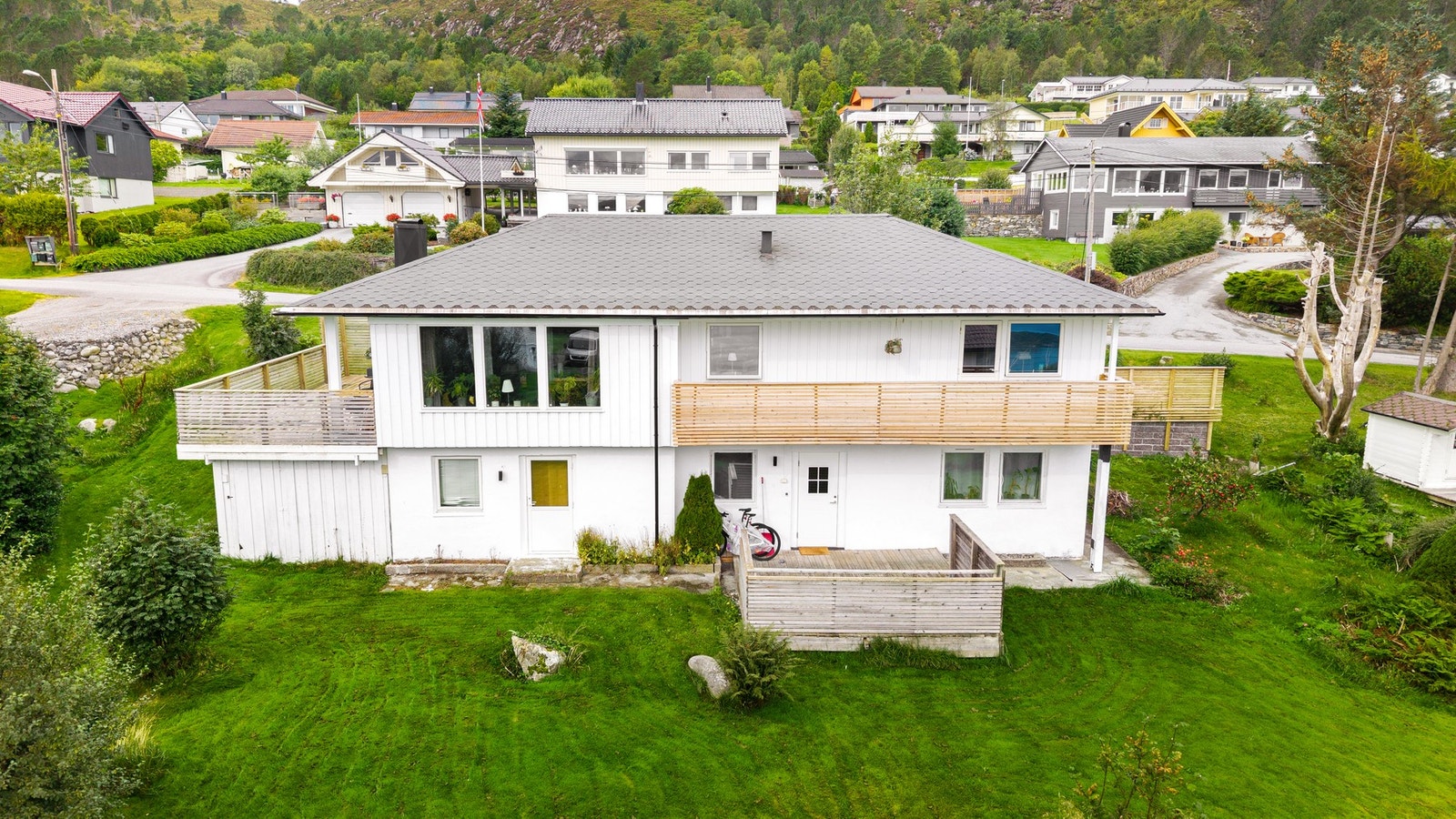 Terrasse i hagen foran sokkelleil på 15 m². Galleribilde