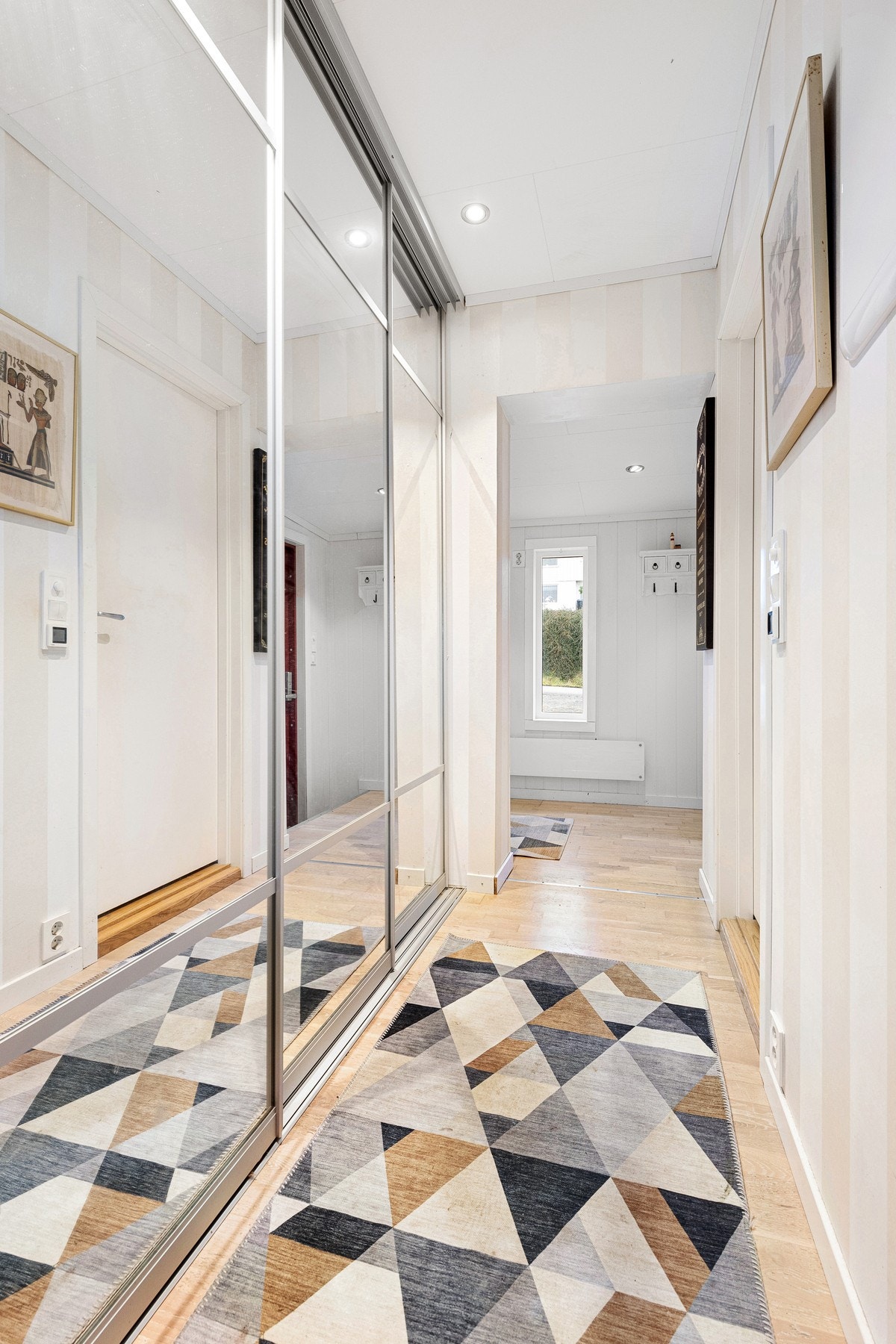 Godt med oppbevaringsplass i skyvedørsgarderobe. Galleribilde