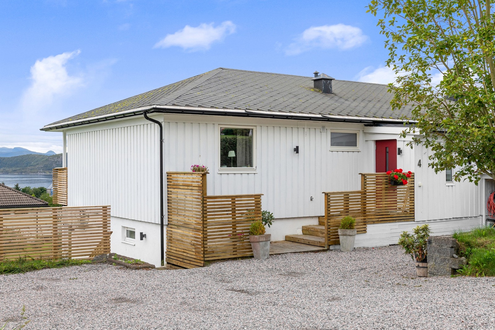 Eiendommen har romslige uteområder og biloppstillingsplass. Galleribilde