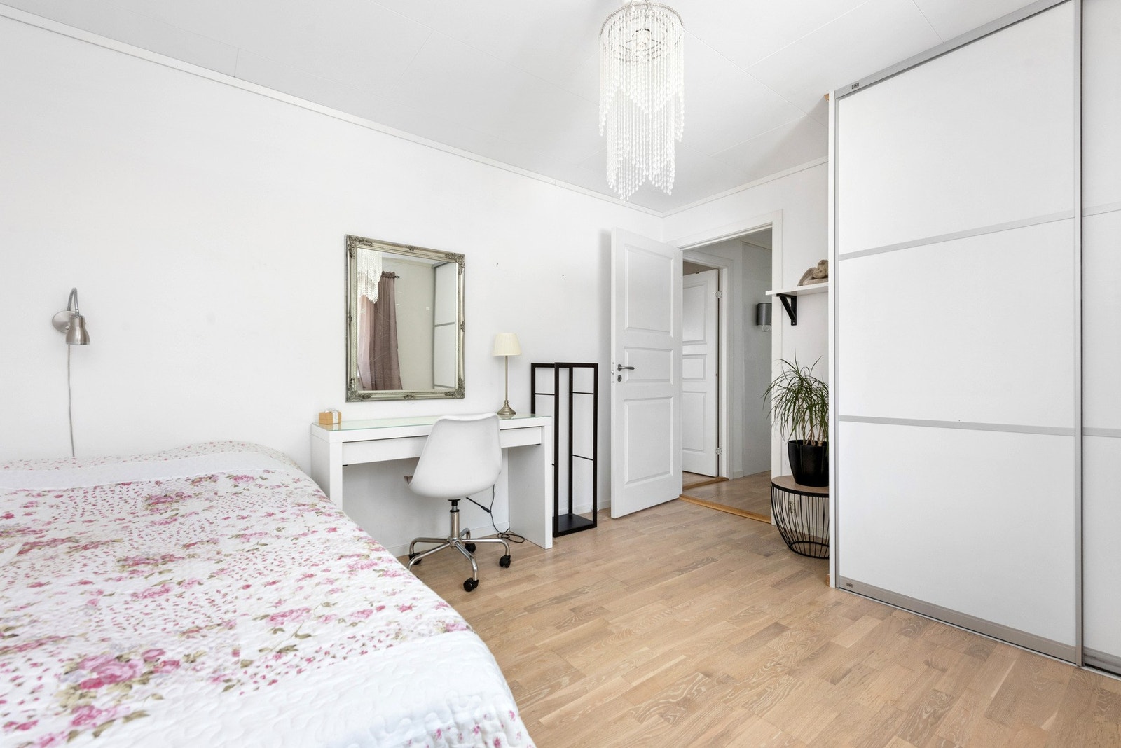 God plass til oppbevaring i garderobeskap. Galleribilde