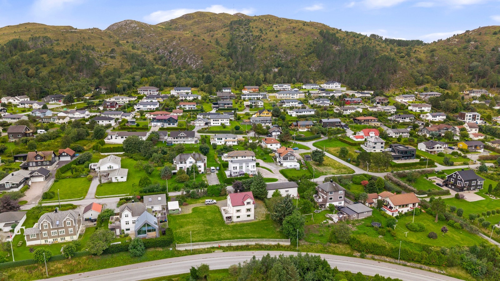 På finn.no kan du se vedlagt kartskisse på høyre side i annonsen. Galleribilde