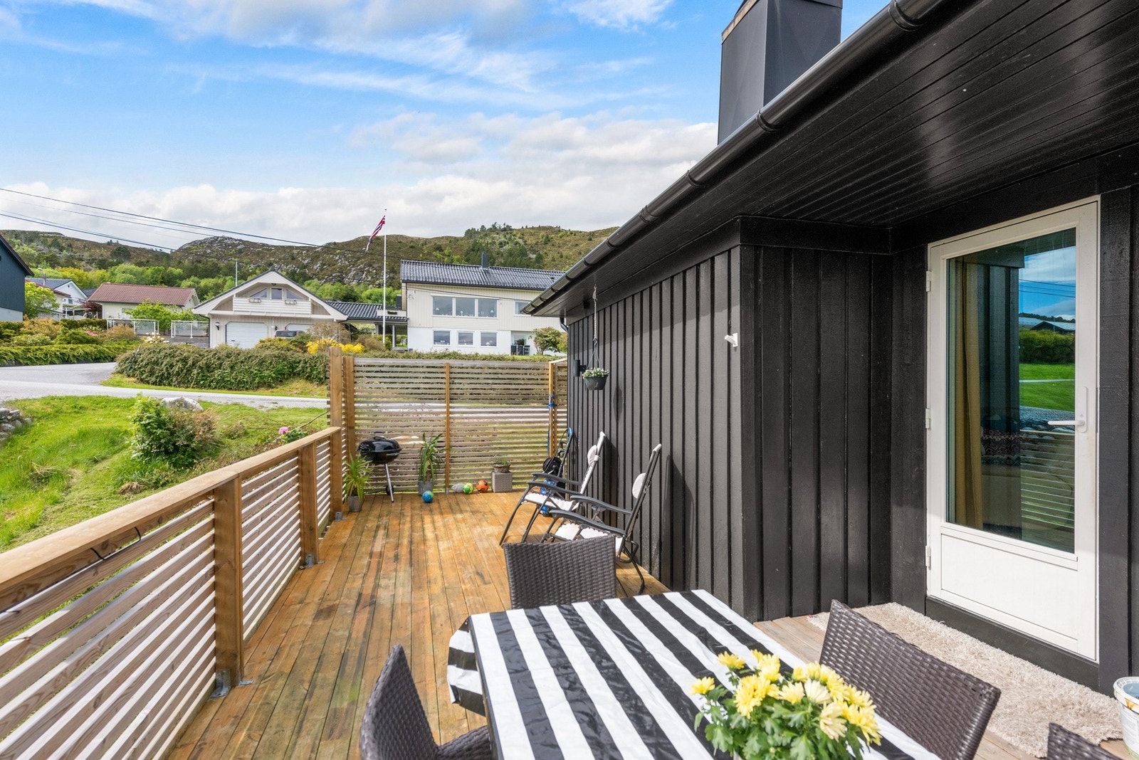 Det er utgang til veranda fra stue. Galleribilde