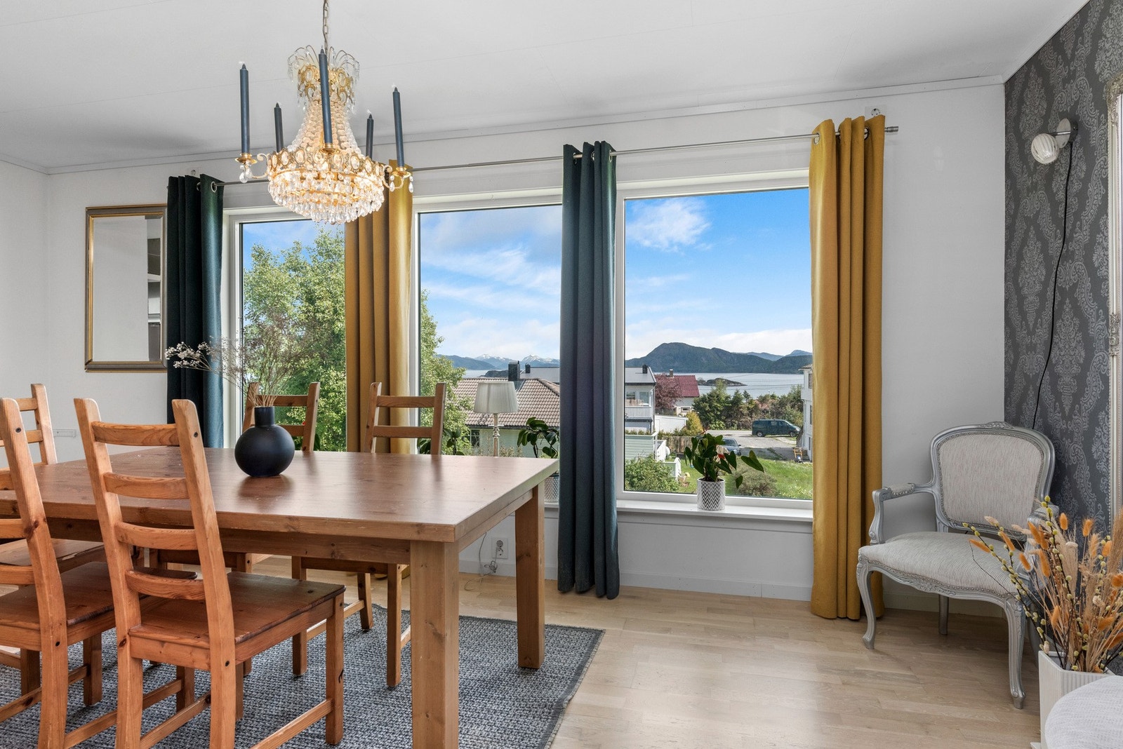 Her kan du nyte gode måltid med flott utsikt. Galleribilde