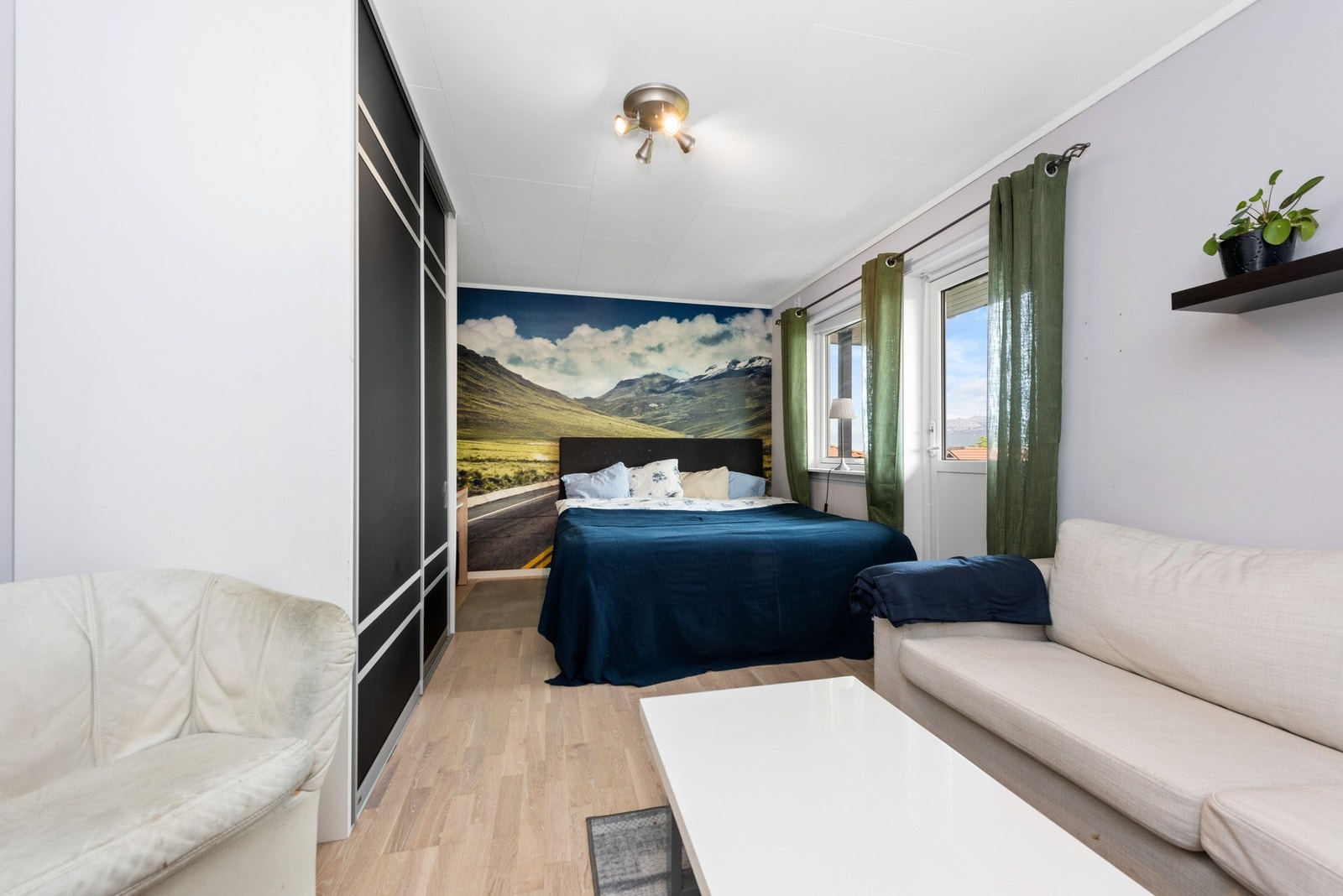 Soverom to - også av god størrelse. Her er det adkomst til østvendt veranda. Galleribilde