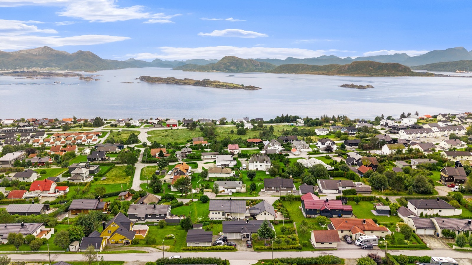 Valderøya har svært gode pendlermuligheter til Ålesund via tunnel og broforbindelser, med kort kjøretid til sentrum. Galleribilde