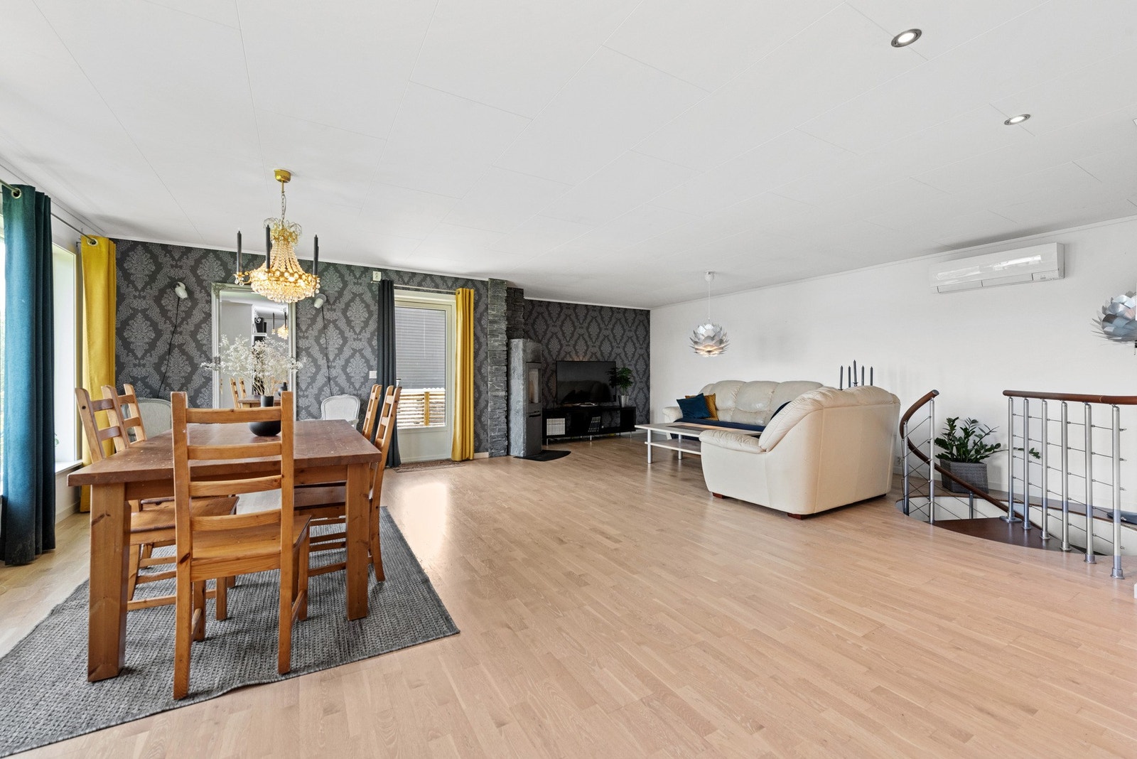 God plass til både sofagruppe og spisestue. Legg merke til vedovnen. Galleribilde