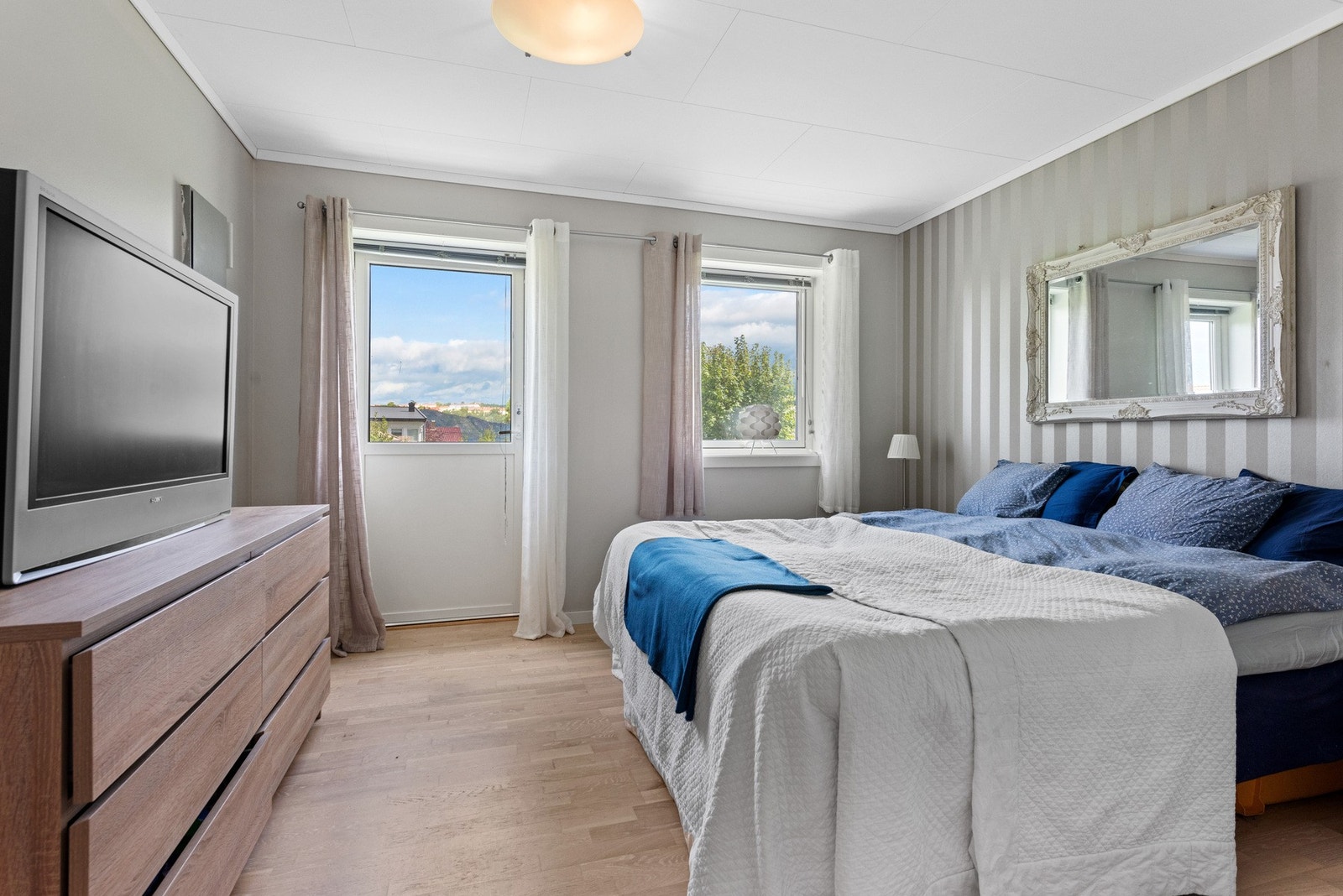 Rom brukt som soverom i u.etg i hoveddel(ikke bruksendret) - rommet er av god størrelse og har adkomst ut til hage. Galleribilde
