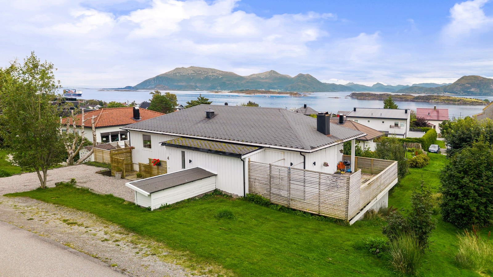 Enebolig med sokkelleilighet og sentral beliggenhet. Galleribilde