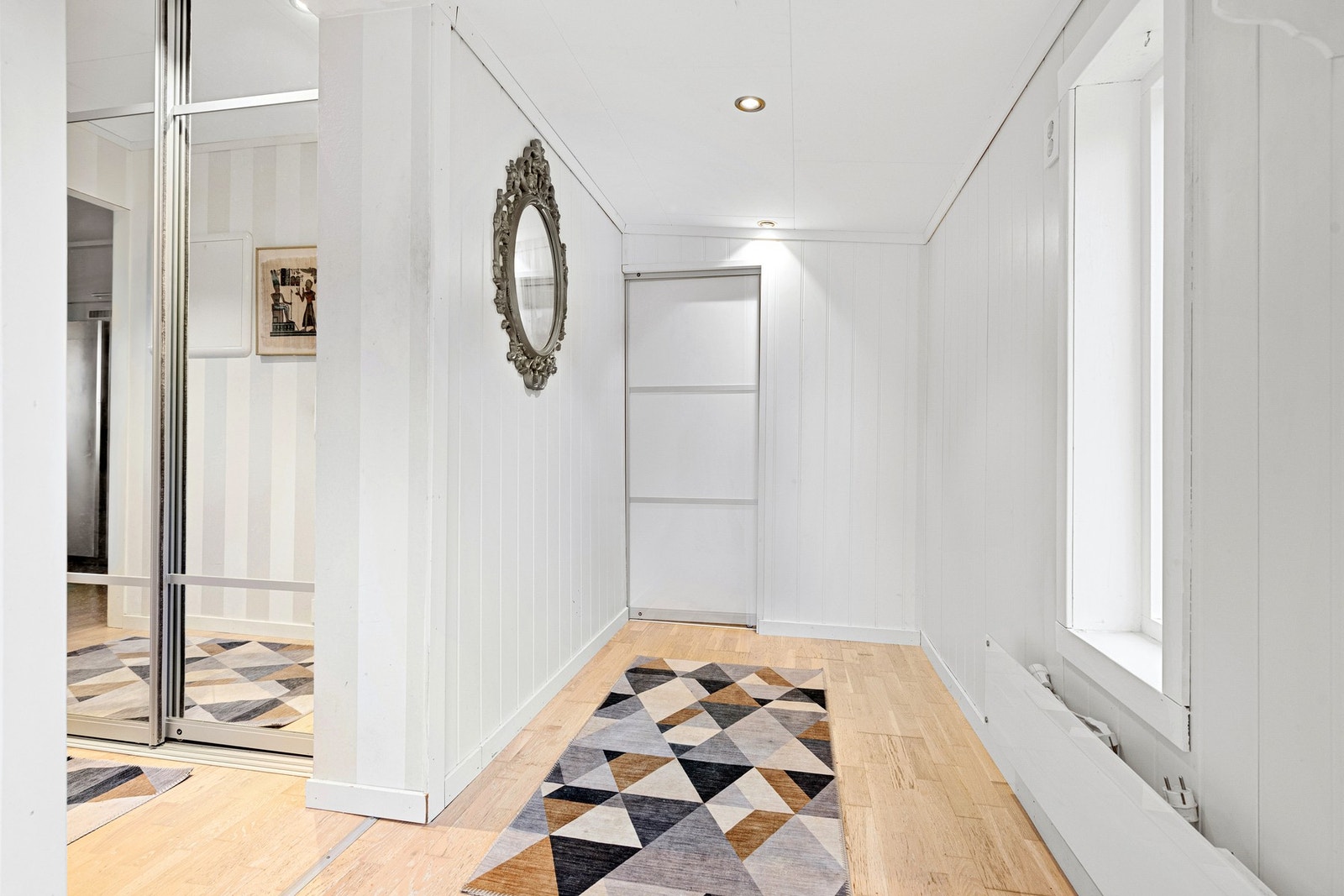 Trivelig entrè/gang som har godt med oppbevaringsplass. Galleribilde